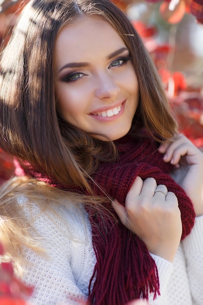 jolie jeune femme portrait en plein air