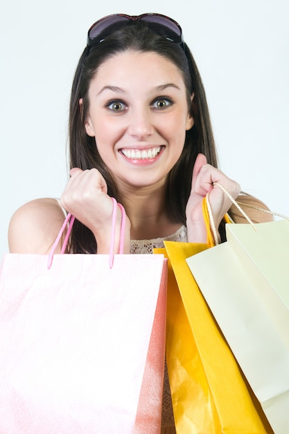 Jolie jeune femme posant avec des sacs à provisions