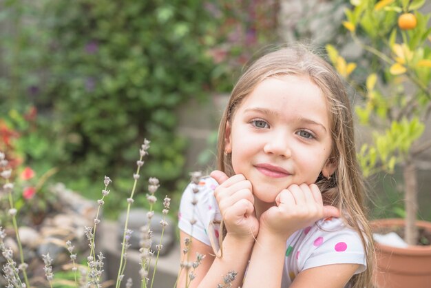 Jolie jeune femme regardant la caméra