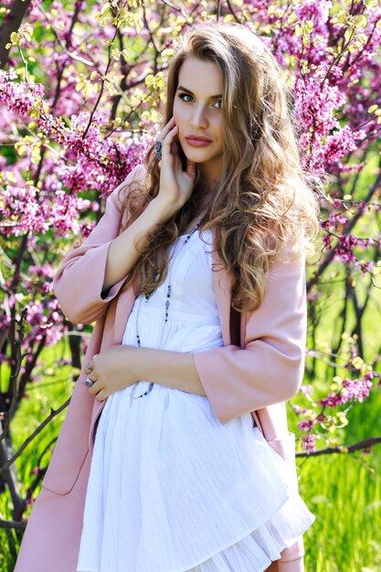 Jolie jeune femme en robe blanche légère