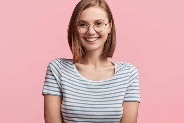 Jolie jeune femme avec t-shirt rayé