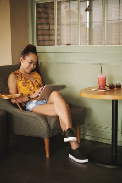 Jolie jeune femme avec tablette numérique