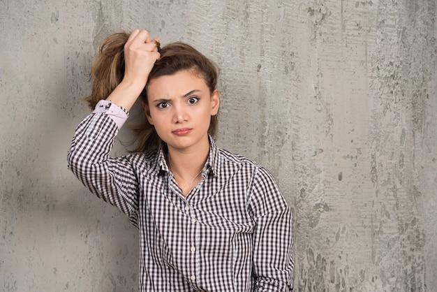 Une jolie jeune femme tenant les cheveux en queue de cheval