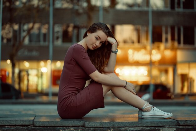 Jolie jeune femme avec des traits de visage de conte de fées avec des lumières de la ville