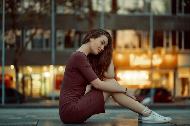 Jolie jeune femme avec des traits de visage de conte de fées avec des lumières de la ville