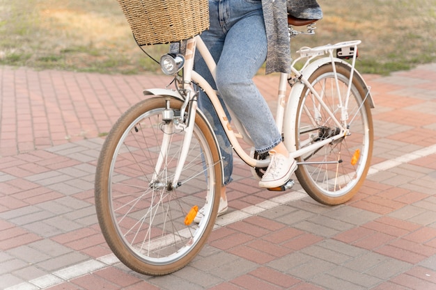 Jolie jeune femme à vélo