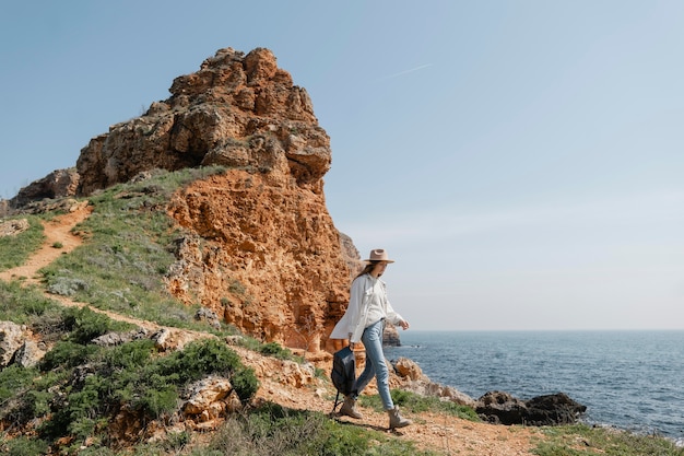 Jolie jeune femme voyageant seule