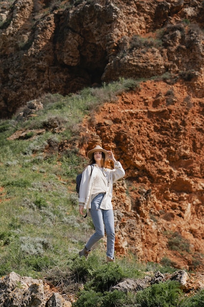 Jolie jeune femme voyageant seule