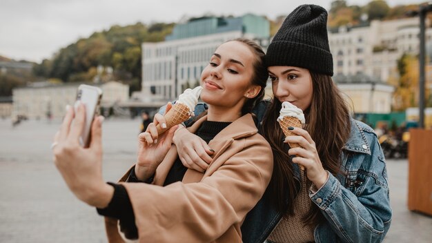 Jolie jeune fille appréciant la crème glacée ensemble