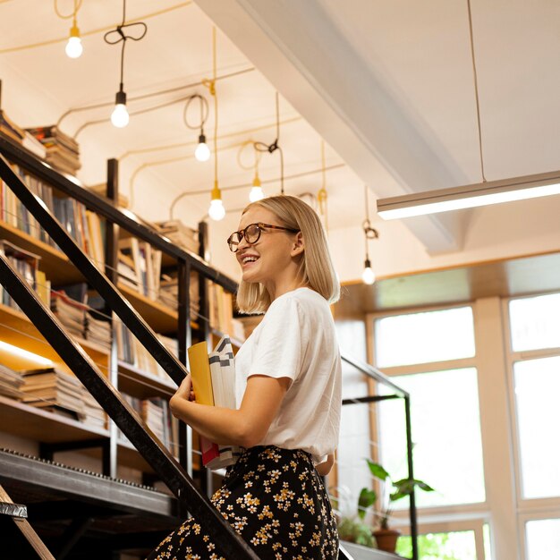 Jolie jeune fille à la bibliothèque