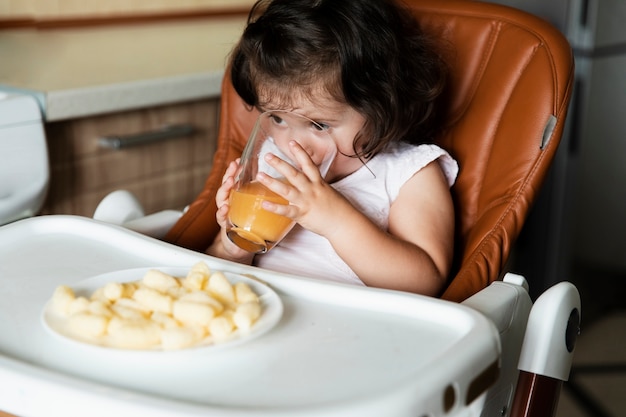 Jolie jeune fille buvant du jus