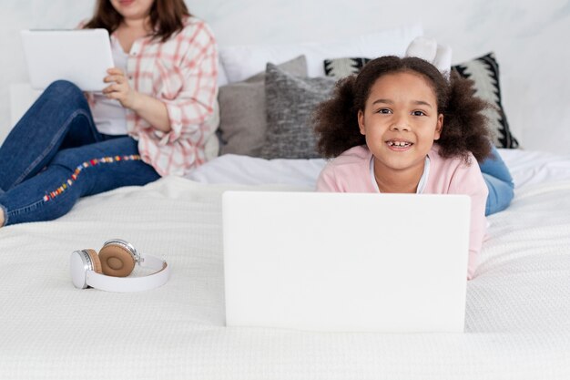 Jolie jeune fille heureuse d'être à la maison avec sa mère