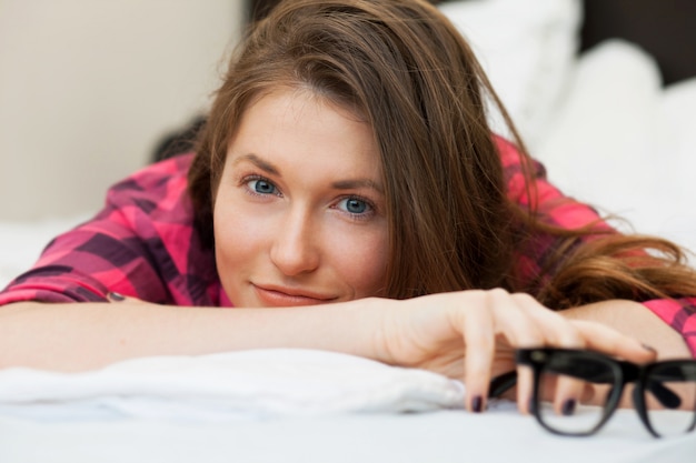 Jolie jeune fille se détendre sur le lit