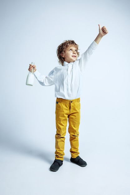 Photo gratuite jolie jeune garçon en vêtements décontractés sur studio blanc