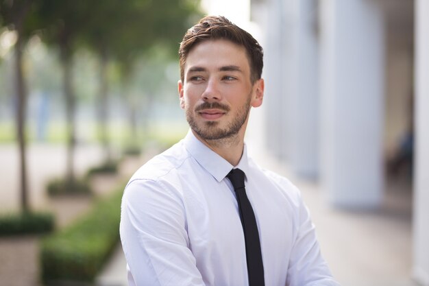 Jolie jeune homme d&#39;affaires détournant les yeux