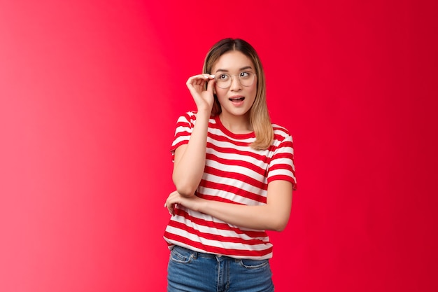 Une jolie journaliste asiatique blonde créative a eu une excellente idée de porter des lunettes vérifier les lunettes nez toilettes ...