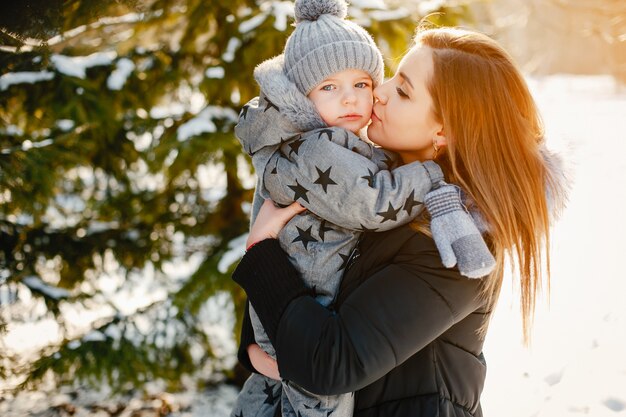 Jolie maman avec petit fils