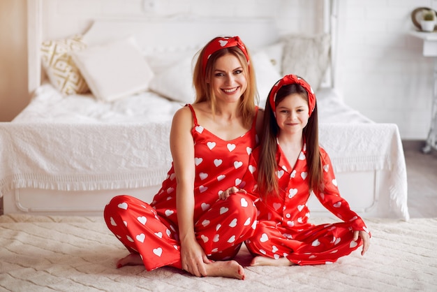 Jolie mère et fille à la maison en pyjama