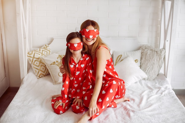 Photo gratuite jolie mère et fille à la maison en pyjama