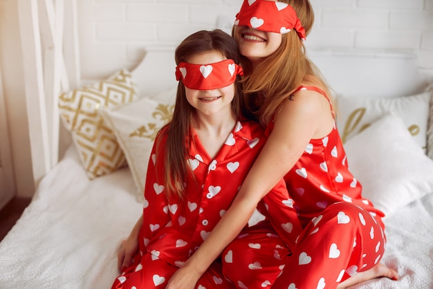 Photo gratuite jolie mère et fille à la maison en pyjama