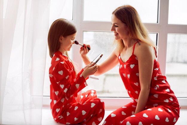 Jolie mère et fille à la maison en pyjama