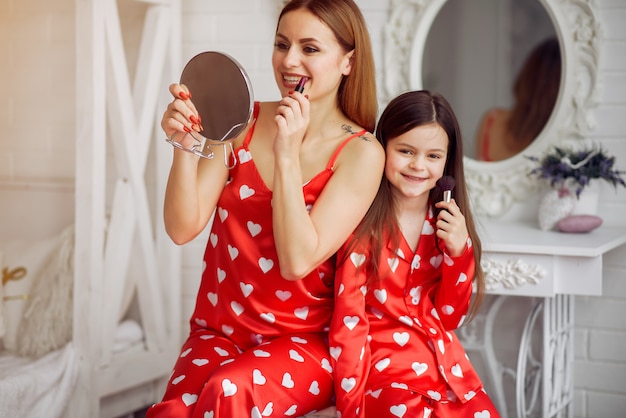 Jolie mère et fille à la maison en pyjama