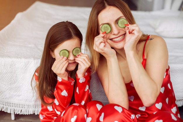 Jolie mère et fille à la maison en pyjama