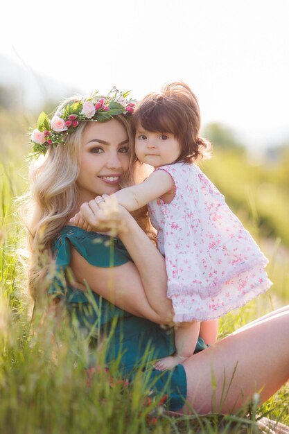 jolie mère avec petite fille en plein air