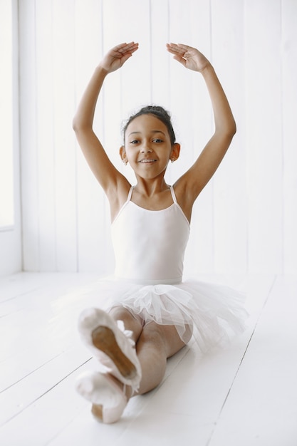 Photo gratuite jolie petite ballerine. enfant dansant dans la salle. enfant en cours de danse.