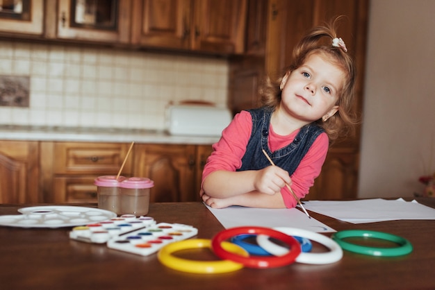 Jolie petite fille, adorable peinture enfant d'âge préscolaire à l'aquarelle