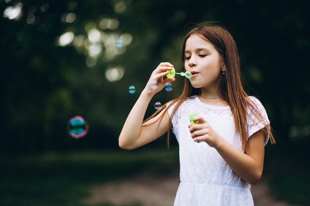 Jolie petite fille avec des bulles