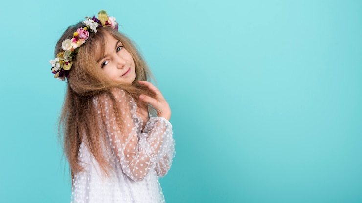Photo gratuit jolie petite fille à la couronne de fleurs