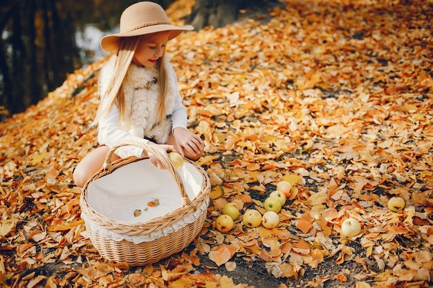 Jolie petite fille dans un parc en automne