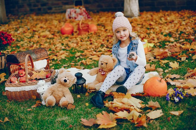 Jolie petite fille dans un parc en automne