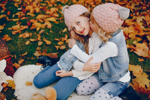 Jolie petite fille dans un parc en automne