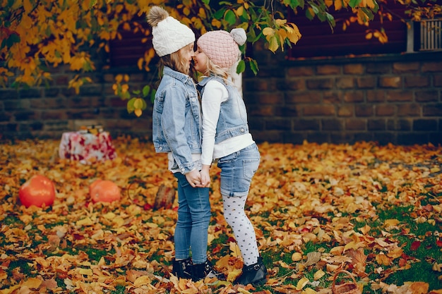 Jolie petite fille dans un parc en automne