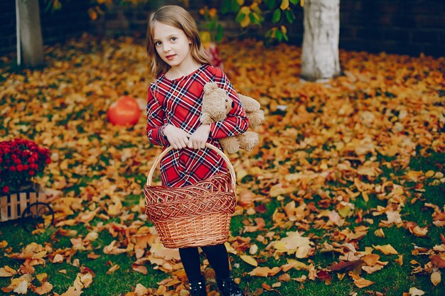 Jolie petite fille dans un parc en automne