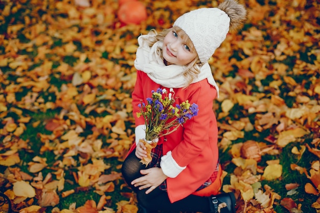 Photo gratuite jolie petite fille dans un parc en automne