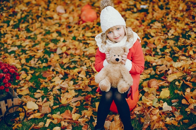 Jolie petite fille dans un parc en automne