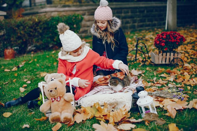 Jolie petite fille dans un parc en automne