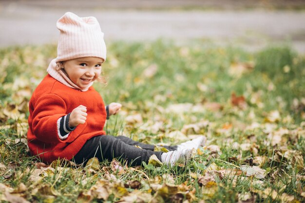 Une jolie petite fille dans un parc d'automne