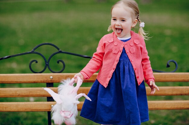 jolie petite fille dans un parc