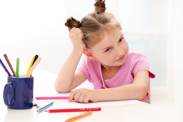 Photo gratuite jolie petite fille dessin aux crayons colorés