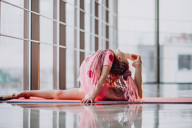 Jolie petite fille faisant de la gymnastique sur tapis