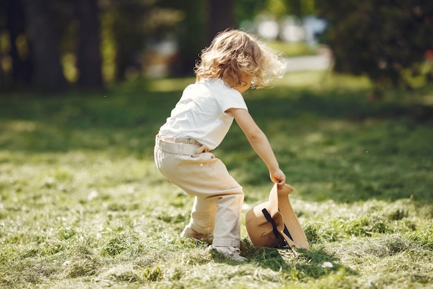Jolie petite fille jouant dans un parc d'été