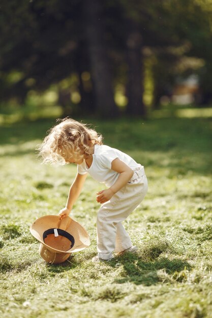 Jolie petite fille jouant dans un parc d'été