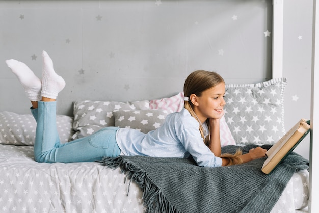 Jolie petite fille lisant un livre