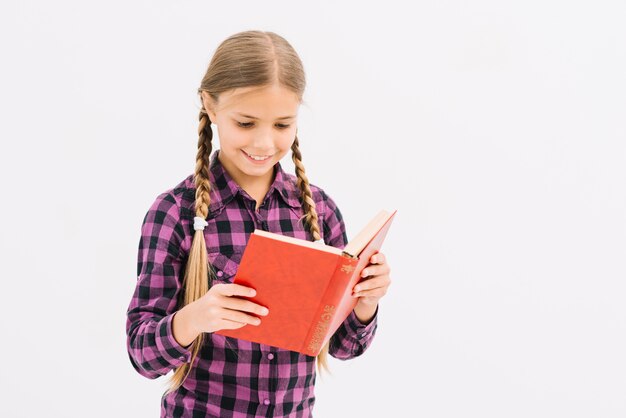 Jolie petite fille lisant un livre