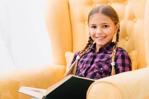 Jolie petite fille lisant un livre