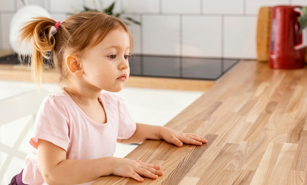 Jolie petite fille à la maison